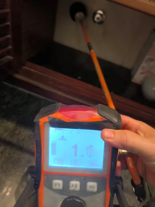 Detector de fugas de agua junto a una toma de agua en una vivienda
