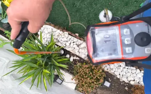 Detector de fugas midiendo junto a la instalación de agua de una vivienda