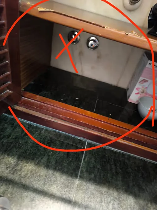 Detector de fugas apoyado en una pared con la tubería localizada