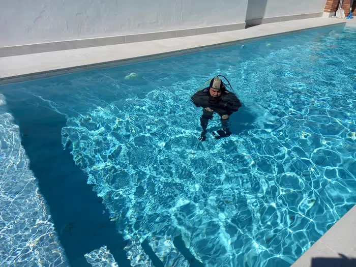 Buzo dentro de una piscina durante una inspección