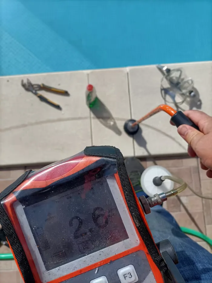 Equipo de detección de fugas sobre el borde de una piscina